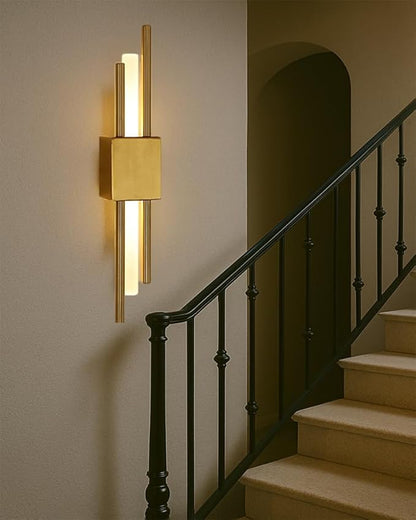Modern Golden LED Wall Sconce, Geometric Metal and Acrylic Vertical Wall Lamp, Minimalist LED Light for Bedroom, Living Room, Hallway – 8 W, 48 cm, 3 Light Tones (Gold-Right)